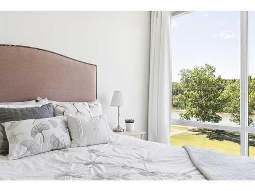 3016 Parkdale Boulevard Nw, Calgary, AB - Indoor Photo Showing Bedroom