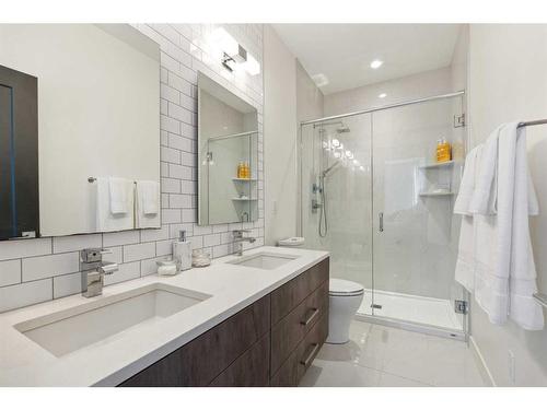 3016 Parkdale Boulevard Nw, Calgary, AB - Indoor Photo Showing Bathroom