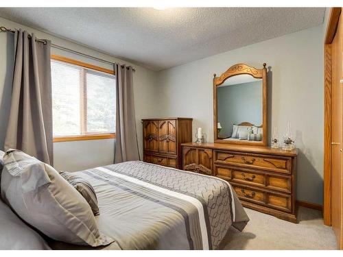 134 Scenic Park Crescent Nw, Calgary, AB - Indoor Photo Showing Bedroom