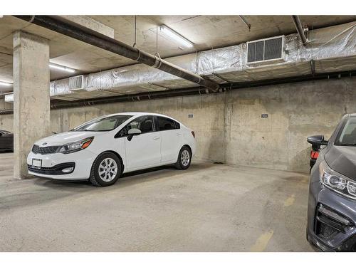 130-315 24 Avenue Sw, Calgary, AB - Indoor Photo Showing Garage