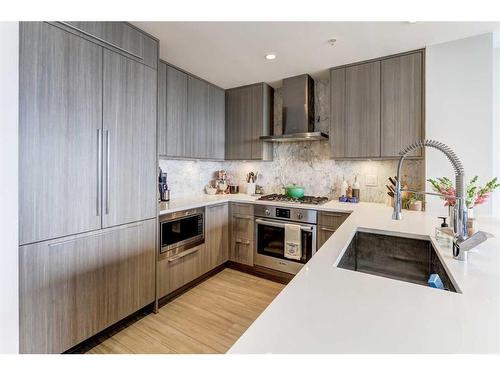 2703-930 16 Avenue Sw, Calgary, AB - Indoor Photo Showing Kitchen With Upgraded Kitchen