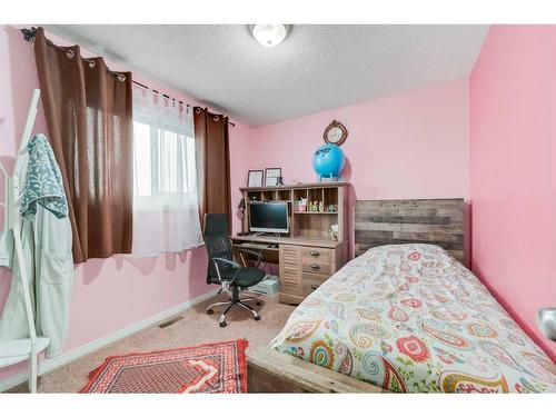 343 Maitland Crescent Ne, Calgary, AB - Indoor Photo Showing Bedroom