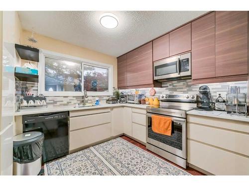 343 Maitland Crescent Ne, Calgary, AB - Indoor Photo Showing Kitchen