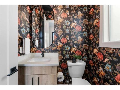 2040 44 Avenue Sw, Calgary, AB - Indoor Photo Showing Bathroom