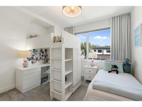 2040 44 Avenue Sw, Calgary, AB - Indoor Photo Showing Bedroom