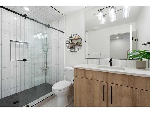 2040 44 Avenue Sw, Calgary, AB - Indoor Photo Showing Bathroom
