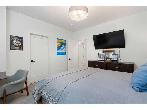 2040 44 Avenue Sw, Calgary, AB - Indoor Photo Showing Bedroom