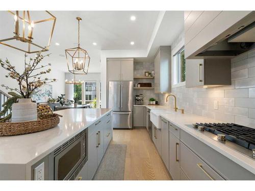 2040 44 Avenue Sw, Calgary, AB - Indoor Photo Showing Kitchen With Upgraded Kitchen