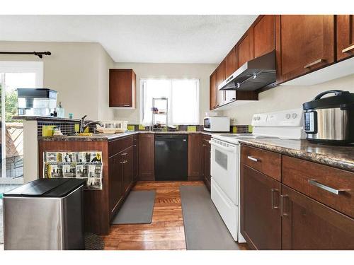 3408 56 Street Ne, Calgary, AB - Indoor Photo Showing Kitchen