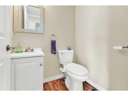 3408 56 Street Ne, Calgary, AB - Indoor Photo Showing Bathroom