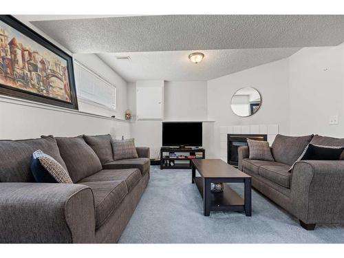 14764 Mt Mckenzie Drive Se, Calgary, AB - Indoor Photo Showing Living Room
