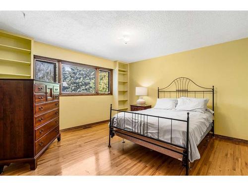 1220 Varsity Estates Road Nw, Calgary, AB - Indoor Photo Showing Bedroom