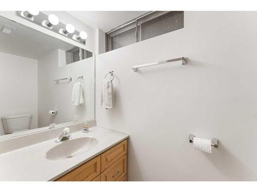 219 Silver Valley Boulevard Nw, Calgary, AB - Indoor Photo Showing Bathroom