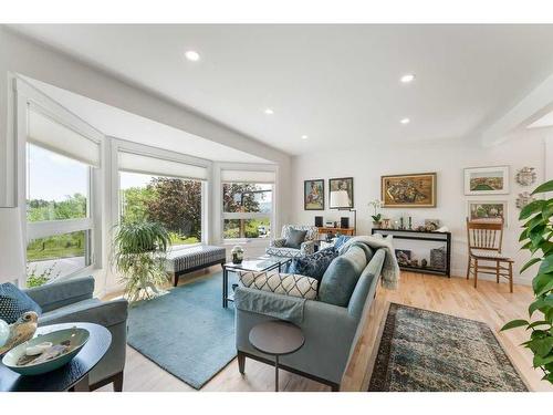 219 Silver Valley Boulevard Nw, Calgary, AB - Indoor Photo Showing Living Room