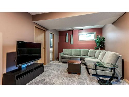 234 Covington Close Ne, Calgary, AB - Indoor Photo Showing Living Room