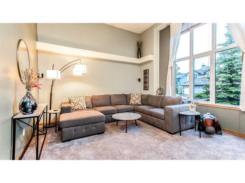 234 Covington Close Ne, Calgary, AB - Indoor Photo Showing Living Room