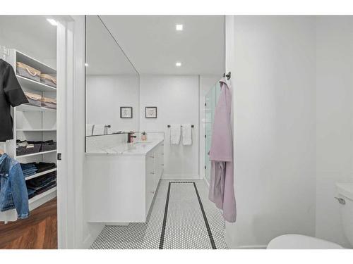 215-8505 Broadcast Avenue Sw, Calgary, AB - Indoor Photo Showing Bathroom