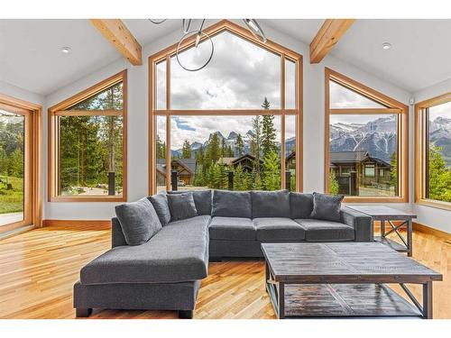 860 Silvertip Heights, Canmore, AB - Indoor Photo Showing Living Room