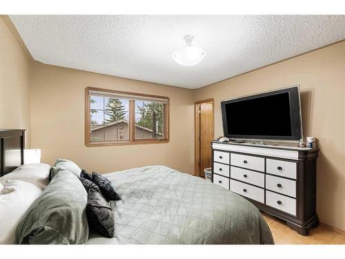 1320 56 Avenue Nw, Calgary, AB - Indoor Photo Showing Bedroom