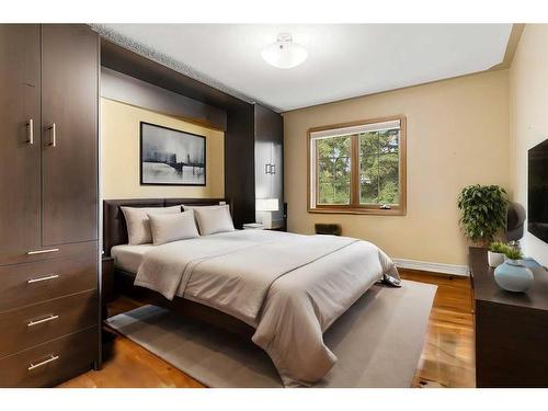 1320 56 Avenue Nw, Calgary, AB - Indoor Photo Showing Bedroom