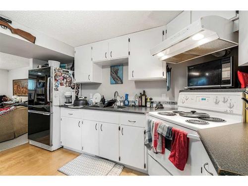 1320 56 Avenue Nw, Calgary, AB - Indoor Photo Showing Kitchen