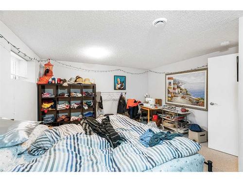 1320 56 Avenue Nw, Calgary, AB - Indoor Photo Showing Bedroom