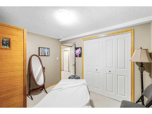 1320 56 Avenue Nw, Calgary, AB - Indoor Photo Showing Bedroom