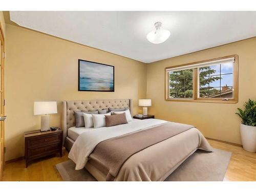 1320 56 Avenue Nw, Calgary, AB - Indoor Photo Showing Bedroom