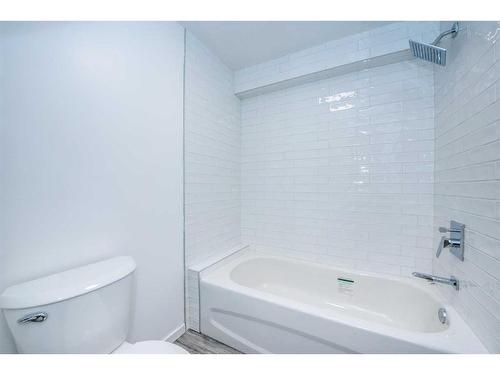 477 72 Avenue Ne, Calgary, AB - Indoor Photo Showing Bathroom