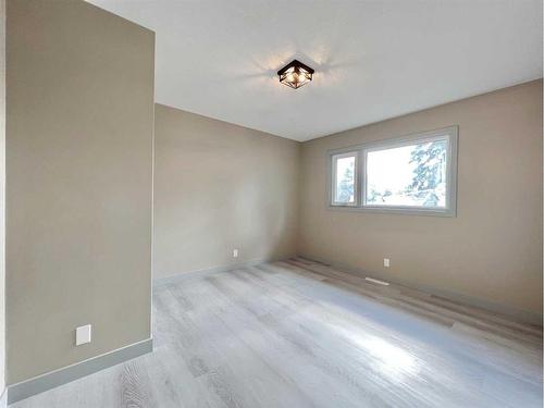 101 Forest Road Se, Calgary, AB - Indoor Photo Showing Other Room