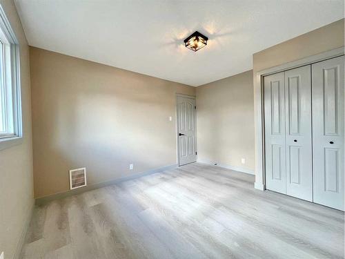 101 Forest Road Se, Calgary, AB - Indoor Photo Showing Other Room