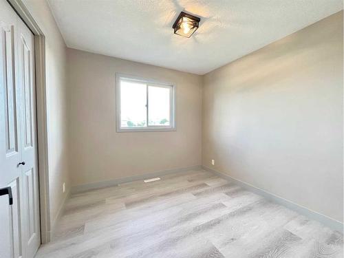 101 Forest Road Se, Calgary, AB - Indoor Photo Showing Other Room