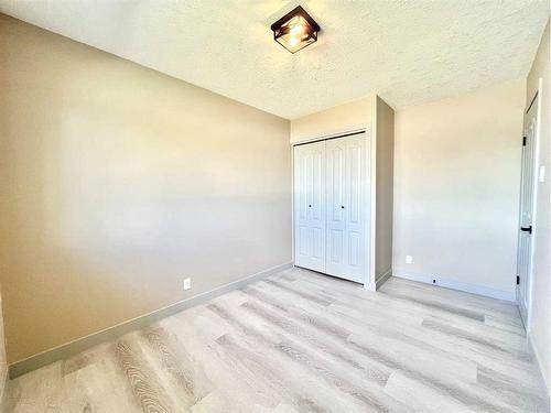 101 Forest Road Se, Calgary, AB - Indoor Photo Showing Other Room