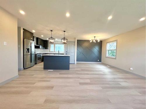 101 Forest Road Se, Calgary, AB - Indoor Photo Showing Kitchen