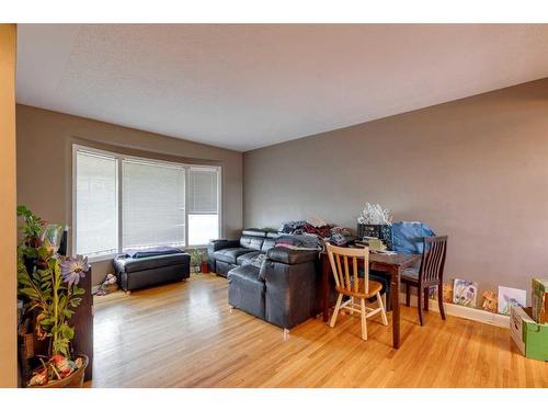2036 23 Avenue Sw, Calgary, AB - Indoor Photo Showing Living Room