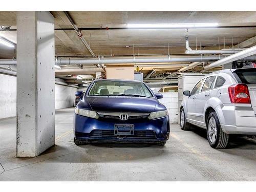 204-1235 13 Avenue Sw, Calgary, AB - Indoor Photo Showing Garage