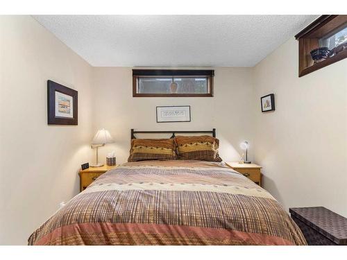 160 Berwick Way Nw, Calgary, AB - Indoor Photo Showing Bedroom