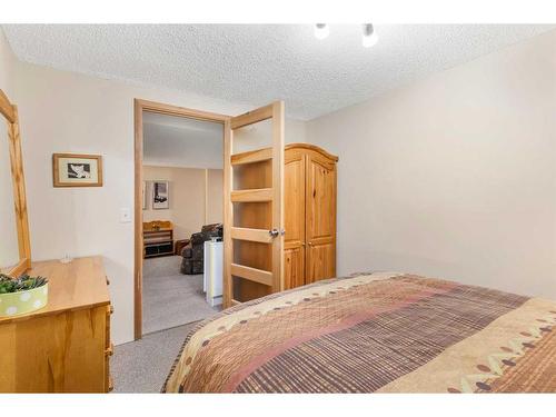 160 Berwick Way Nw, Calgary, AB - Indoor Photo Showing Bedroom