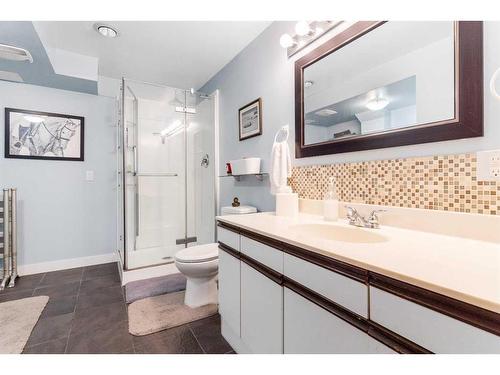 160 Berwick Way Nw, Calgary, AB - Indoor Photo Showing Bathroom