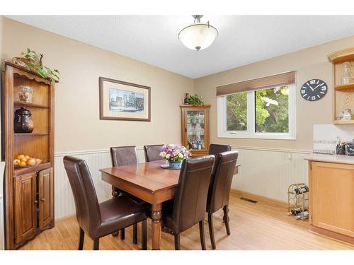 160 Berwick Way Nw, Calgary, AB - Indoor Photo Showing Dining Room