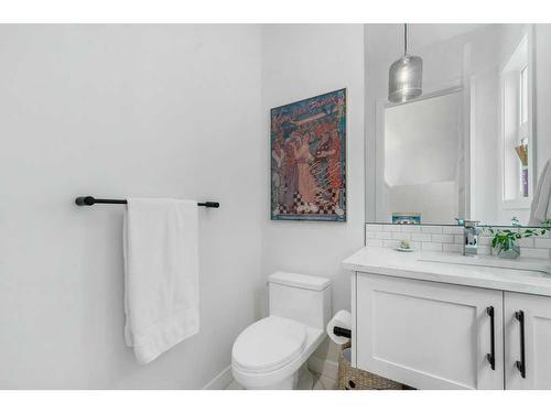 4916 19 Avenue Nw, Calgary, AB - Indoor Photo Showing Bathroom