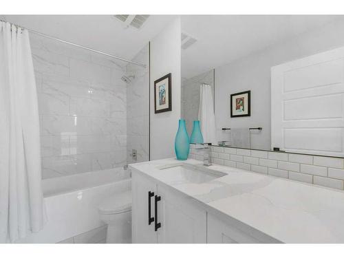 4916 19 Avenue Nw, Calgary, AB - Indoor Photo Showing Bathroom