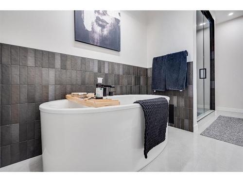 205-835 78 Street Sw, Calgary, AB - Indoor Photo Showing Bathroom