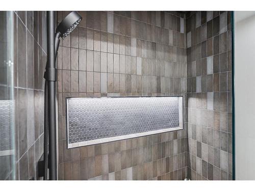 205-835 78 Street Sw, Calgary, AB - Indoor Photo Showing Bathroom