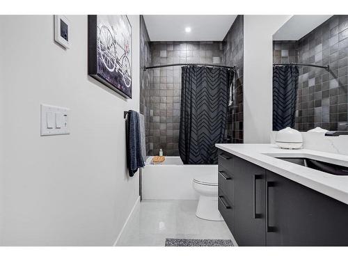 205-835 78 Street Sw, Calgary, AB - Indoor Photo Showing Bathroom