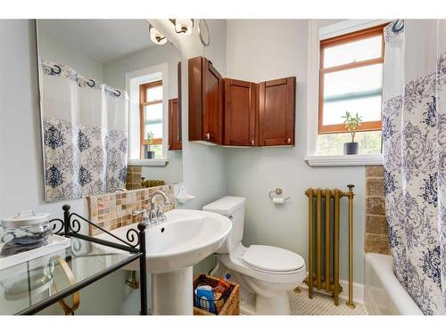 3-830 Memorial Drive Nw, Calgary, AB - Indoor Photo Showing Bathroom