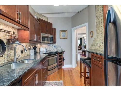 3-830 Memorial Drive Nw, Calgary, AB - Indoor Photo Showing Kitchen With Double Sink