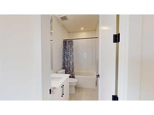 4317 16 Street Sw, Calgary, AB - Indoor Photo Showing Bathroom