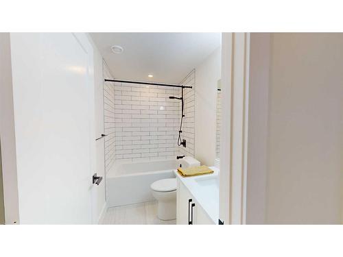 4317 16 Street Sw, Calgary, AB - Indoor Photo Showing Bathroom