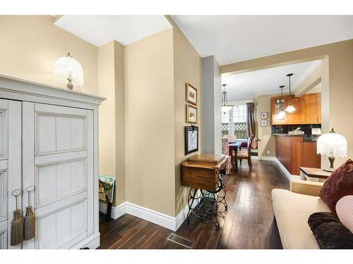 1427 2A Street Nw, Calgary, AB - Indoor Photo Showing Living Room